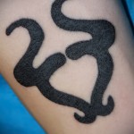 Фото готовой тату знак зодиака телец - черный символ маленького размера на руку