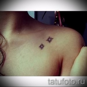 Фотография двух маленьких татуировок в виде звезд на ключице. Нежный и минималистичный дизайн.