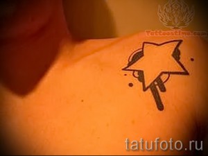 Фото тату маленькой черной звезды на плече. Простой и лаконичный рисунок татуировки.