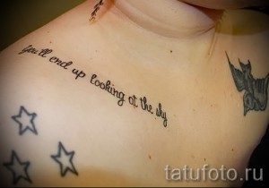 Фото татуировки на плече с тремя звездами и фразой 'You'll end up looking at the sky'.