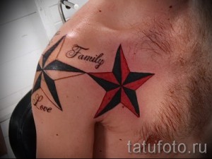 Фото татуировки на плече с двумя морскими звездами: одна красная, другая черная, с надписями 'Family' и 'Love'.