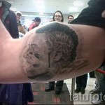 Фото тату: реалистичный портрет мужчины на предплечье, выполненный в черно-серых тонах с детальной проработкой лица и волос.