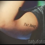 Фото тату на руке с надписью 'Far Away', выполненной простым шрифтом. Рисунок выполнен в коричневых тонах.