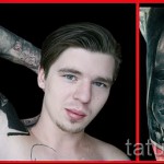 Фото тату: реалистичное изображение лица куклы Чакки на руке мужчины. Детализированный рисунок с выразительным взглядом и зловещей улыбкой.