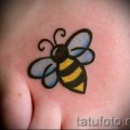 Фото тату пчела - аккуратный маленький рисунок на стопу