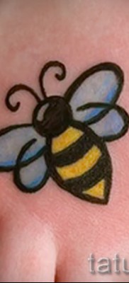Фото тату пчела — аккуратный маленький рисунок на стопу