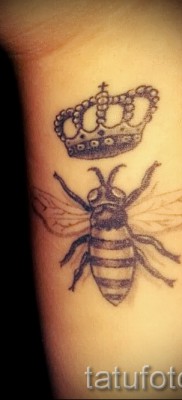 Фото тату пчела — вариант с короной на запястье