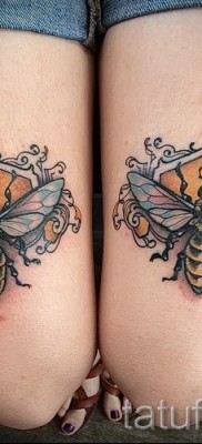 Фото тату пчела — два больших симметричных рисунка на ногах девушки — выше колена