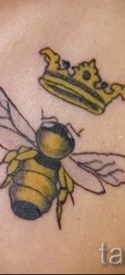 Фото тату пчела — желтая пчелка и золотая корона