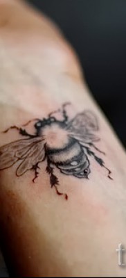 Фото тату пчела — красивая татуировка на запястье