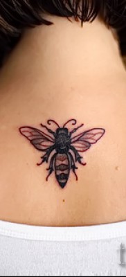 Фото тату пчела — на спине девушки между лопатками — ниже шеи