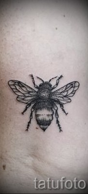 Фото тату пчела — обычный вариант