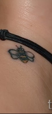 Фото тату пчела — очень маленькая татуировка на руке у девушки около браслета