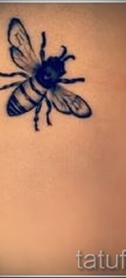Фото тату пчела — пример с татуировкой среднего размера