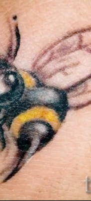 Фото тату пчела — пчелка с улыбкой и большим жалом