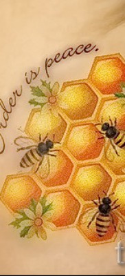 Фото тату пчела — соты и надпись на животе и боку