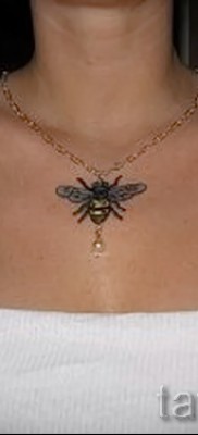 Фото тату пчела — тату на груди у девушки между ключицами
