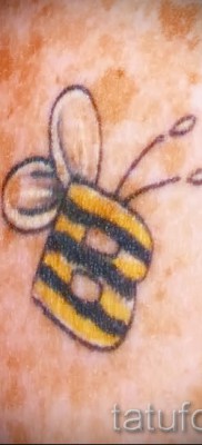 Фото тату пчела — тату стилизовано под букву В