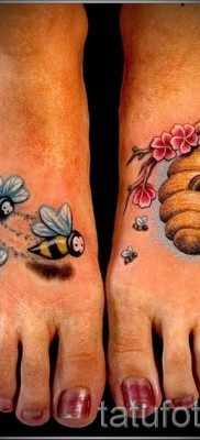 Фото тату пчела — улей на ветке и пчелки — тату на обе ноги для девушки