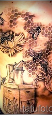 Фото тату пчела — цветы и пчелы с ульем на животе и теле мужчины