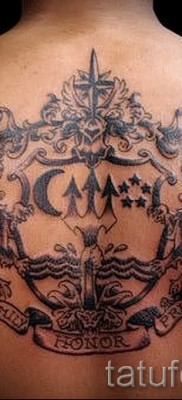 Фото тату щит и львы — гербовая татуировка на всю спину у мужчины