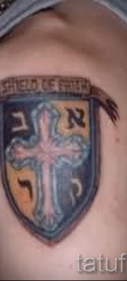 Фото тату щит с крестом и буквами — цветная татуировка