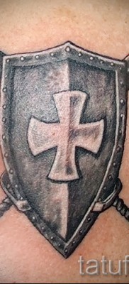 Фото тату щит с крестом и два перевернутых меча