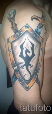 Фото тату щит с рисунком дракона и оружие