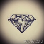 Простой и элегантный эскиз татуировки в виде одиночного бриллианта, выполненный в черно-белой гамме. Идеально подходит для первого тату.