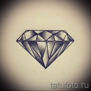 Простой и элегантный эскиз татуировки в виде одиночного бриллианта, выполненный в черно-белой гамме. Идеально подходит для первого тату.
