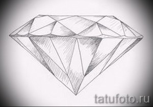 Черно-белый эскиз татуировки с изображением бриллианта, выполненный в минималистичном стиле, подчеркивающем его форму и грани.