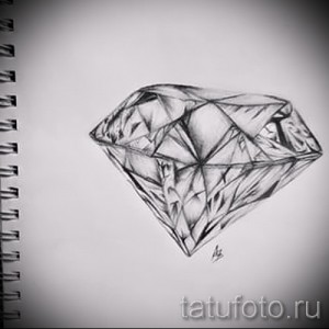 Черно-белое фото эскиза татуировки с изображением реалистичного бриллианта. Грани камня тщательно прорисованы, создавая эффект объема.
