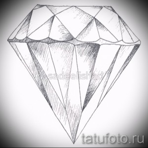 Черно-белый эскиз татуировки с изображением бриллианта, выполненного в технике штриховки. Подходит для минималистичных дизайнов.