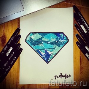 Эскиз татуировки в виде синего алмаза с реалистичными бликами и гранями. Идеальный вариант для любителей эффектных тату.
