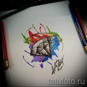Эскиз татуировки в виде алмаза, окруженного яркими брызгами краски. Графичный стиль и оригинальный дизайн.