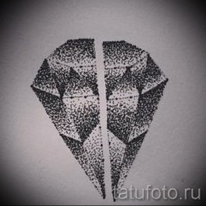 Черно-белый эскиз татуировки в виде алмаза, выполненный в технике дотворк. Минималистичный и графичный дизайн.