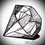 Черно-белый эскиз татуировки в виде алмаза, выполненный в технике дотворк. Графичный и минималистичный дизайн.