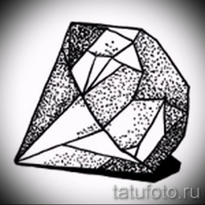 Черно-белый эскиз татуировки в виде алмаза, выполненный в технике дотворк. Графичный и минималистичный дизайн.