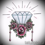 Эскиз татуировки с изображением бриллианта, окруженного розовыми цветами, символизирующими любовь, красоту и ценность.