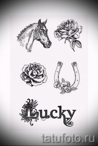 Фото эскиза тату с изображением лошадиной головы, розы, подковы и надписи 'Lucky'. Черно-белый рисунок татуировки.