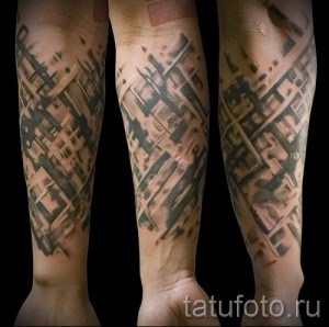 Фото татуировки на всю руку: абстрактные геометрические фигуры, выполненные в черно-серых тонах. Сложная композиция, динамичные линии.
