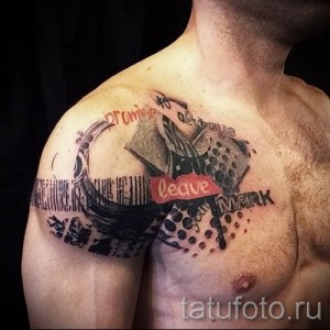 Фото тату в смешанном стиле на плече и груди. Кубики Рубика, брызги краски и надпись 'Promise to always leave your mark'.