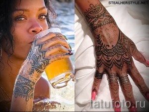 Фото руки с татуировками в стиле хенд-поук (henna-подобные татуировки), как у Рианны. Рисунок выполнен в коричневых тонах и имеет сложный орнамент.