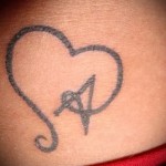 тату буква в сердце - фото готовой татуировки - 20122015 № 1