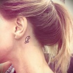 тату буква за ухом - фото готовой татуировки - 20122015 № 3