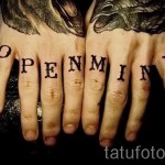 тату буквы на пальцах - фото готовой татуировки - 20122015 № 1