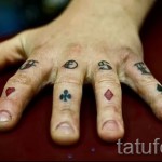 тату буквы на пальцах - фото готовой татуировки - 20122015 № 3