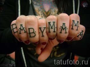 Фото тату с надписью 'BABY MAMA' на костяшках пальцев. Черные буквы, минималистичный дизайн, татуировка на руке.
