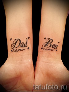 Фото тату: Парные татуировки с надписями 'Dad' и 'Ben' на запястьях. Черно-белые татуировки с добавлением звезд и сердечек.