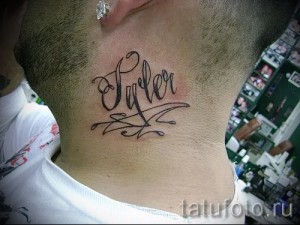 Фото тату имени "Tyler" на шее мужчины. Черные чернила, каллиграфический шрифт, декоративные элементы. Идеи для тату имен на шее.